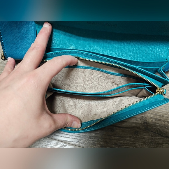 Mk bag with matching wallet - Picture 11 of 14